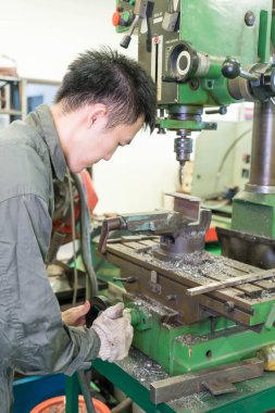 Elektrik mühendisi bir robot makine ile çalışma