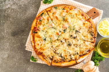  Ispanaklı ve mantarlı pizza