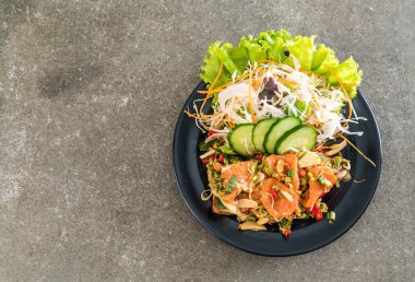 taze somon çiğ baharatlı salata