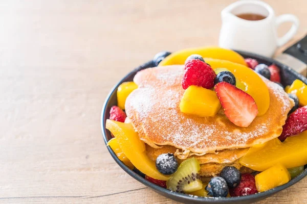 Pannkaka med mix frukter — Stockfoto