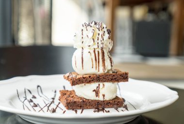 vanilyalı dondurma ile çikolatalı kek