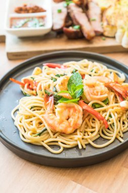 karides tavada kızartılmış acılı spagetti 