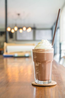 Kremalı çikolatalı milkshake.