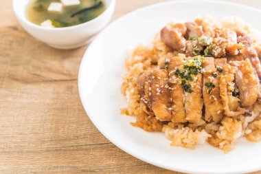 Teriyaki tavuk miso çorbası ile tepesinde pirinç