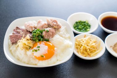 domuz eti ve yumurta ile pirinç lapası