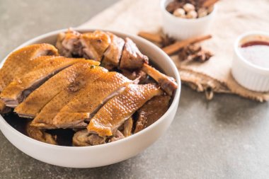 pot demlenmiş Ördek sosu ve ingradients ile