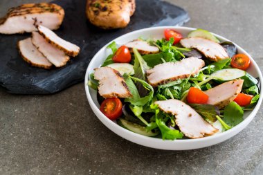 Karışık ızgara tavuk salatası