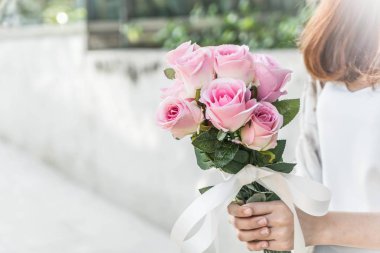 Çiçek buketi holding eller