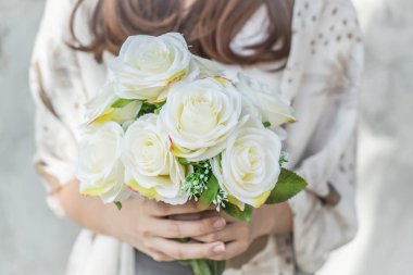 Çiçek buketi holding eller