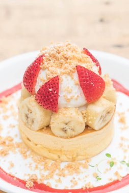 sıcak kek krem, çilek, muz ve tanımlama bilgisi ile harap 