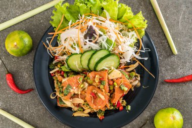 taze somon çiğ baharatlı salata