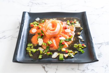 taze somon çiğ baharatlı salata