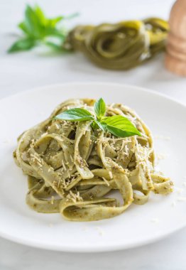 ıspanak fettuccine plaka üzerinde