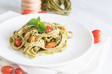 ıspanak fettuccine domates ile