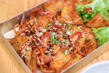 Kızarmış Balık topu Kore baharatlı sos ile