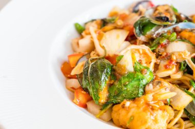tavada kızartılmış Baharatlı deniz mahsulleri spagetti
