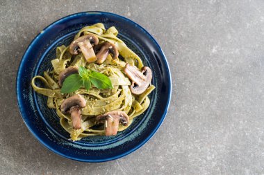 Mantarlı ıspanak fettuccine