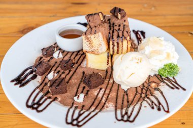 vanilyalı dondurma ve çikolata kek ile tost ekmeği