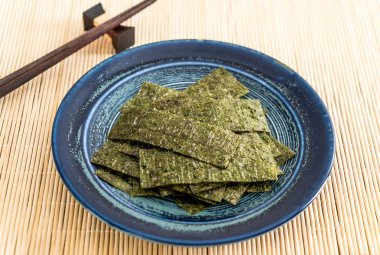 plaka üzerinde kurutulmuş yosun