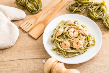 Karidesli ıspanak fettuccini makarna