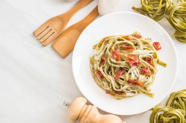 ıspanak fettuccini makarna pastırma ile