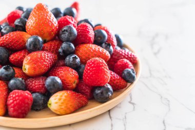 taze yaban mersini, çilek ve rasberry 