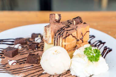 vanilyalı dondurma ve çikolata kek ile tost ekmeği