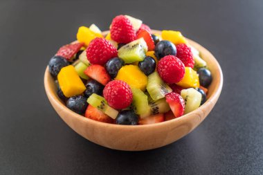 karışık taze meyve (çilek, ahududu, yaban mersini, kivi, mang