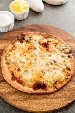 Kremalı mantarlı pizza