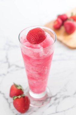 taze çilek smoothie 