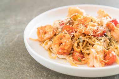 Spagetti karides, domates, fesleğen ve peynir ile 