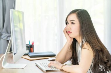 Cidden Asyalı kadın ofiste 