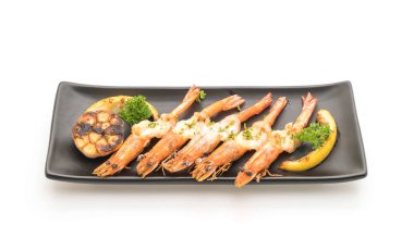 Sarımsaklı ve limonlu kızarmış karides.