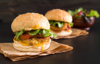 Ev yapımı taze lezzetli burger Close-Up 