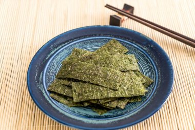 plaka üzerinde kurutulmuş yosun