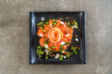 taze somon çiğ baharatlı salata