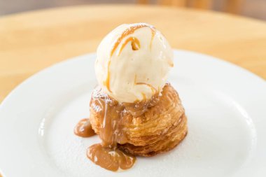 vanilyalı dondurma ve karamel soslu çıtır börek