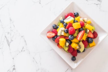 karışık taze meyve (çilek, ahududu, yaban mersini, kivi, mang