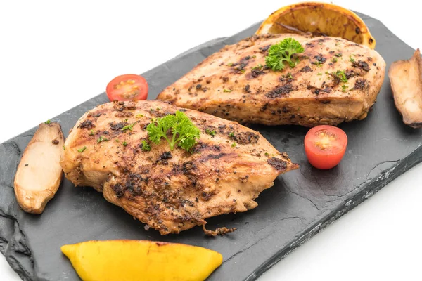 Kayrak plaka üzerinde ızgara tavuk fileto