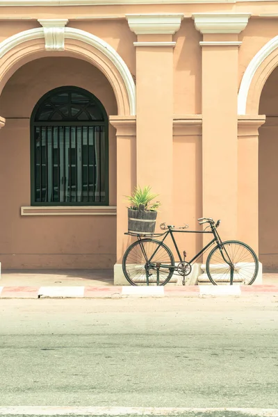 Vintage rowerów na tle ściany — Zdjęcie stockowe