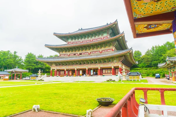 Temple Yakcheonsa à l'île de Jeju, Corée du Sud — Photo