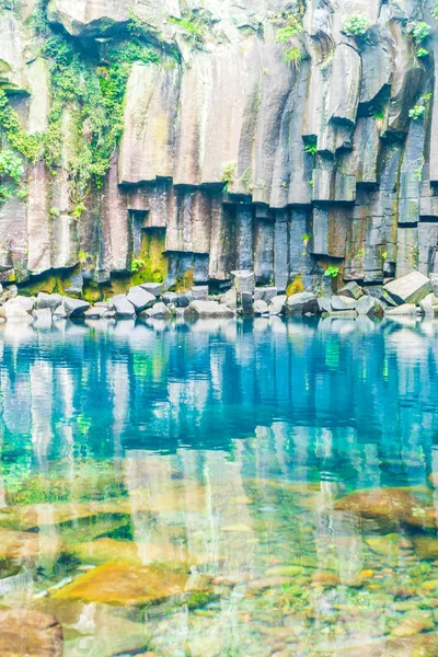 Cheonjeyeon wasserfälle in jeju isaland — Stockfoto