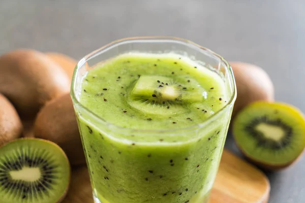 Friska färsk kiwi smoothie i glas — Stockfoto