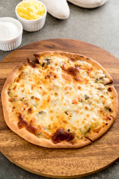 Kremalı mantarlı pizza