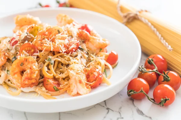 Spagetti karides, domates, fesleğen ve peynir ile 