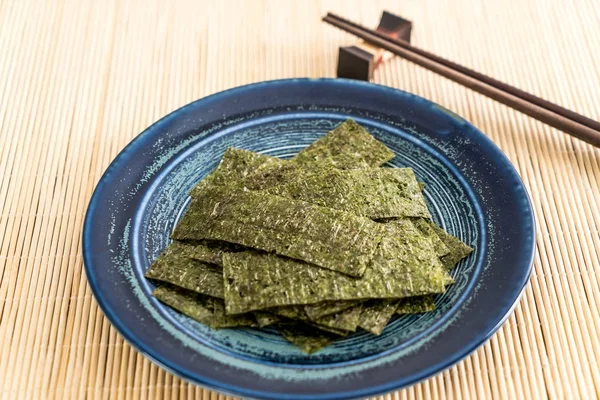 plaka üzerinde kurutulmuş yosun