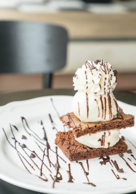 vanilyalı dondurma ile çikolatalı kek