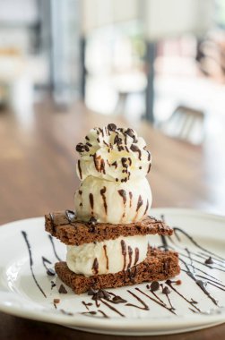 vanilyalı dondurma ile çikolatalı kek