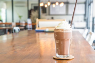 Kremalı çikolatalı milkshake.