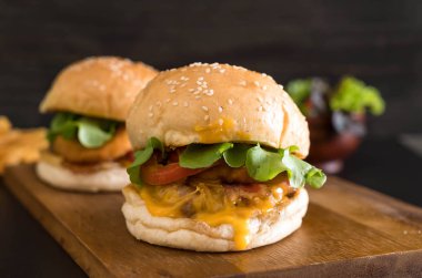 Ev yapımı taze lezzetli burger Close-Up 